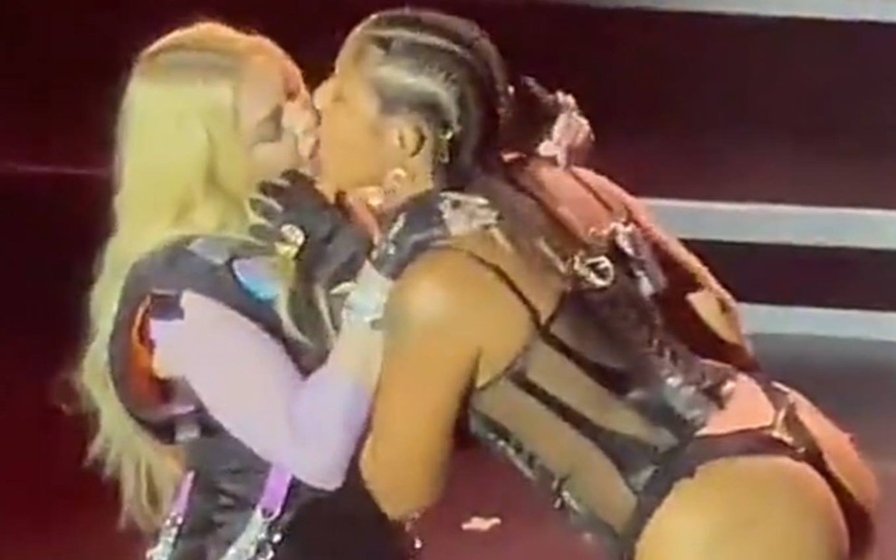 Foto de Madonna beijando Tokischa