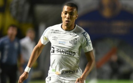 Madson, do Santos, corre atrás de uma bola na Vila Belmiro, estádio do clube praiano