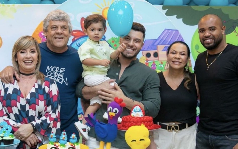 Imagem de Ruth Moreira junto com familiares no aniversário do neto Léo Mendonça Huff