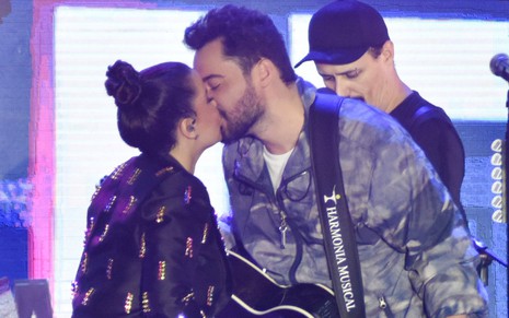 Maiara e Fernando Zor se beijam em palco de show