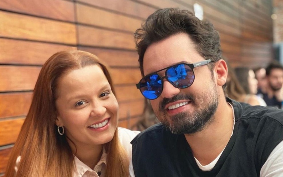 Maiara e Fernando posam sorridentes em foto publicada no Instagram