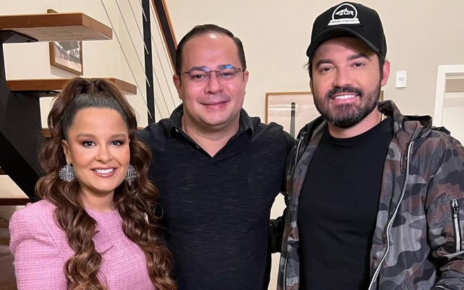 Imagem de Maiara, padre Luiz Henrique e Fernando Zor em registro fotográfico