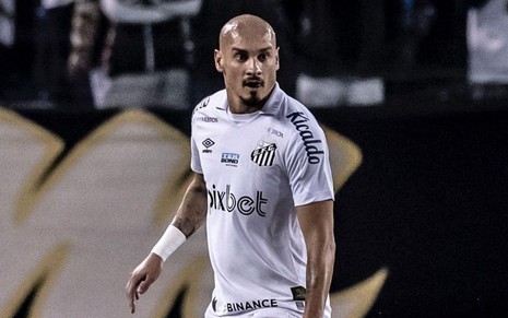 Maicon, do Santos, joga pelo clube com uniforme inteiro branco