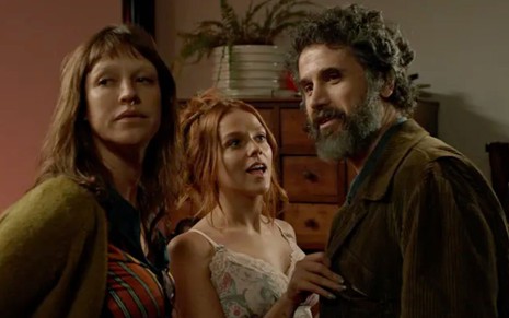 A atriz Gabi Lopes como Audra no centro, com Luana Piovani de Mina à esquerda e Eriberto Leão como Kbeto à direita, em cena de Maior que o Mundo