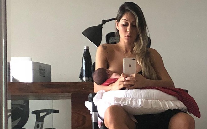 Maíra Cardi amamentando Sophia na cadeira do escritório