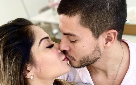 Imagem de Maíra Cardi (à esq.) e Arthur Aguiar se beijando
