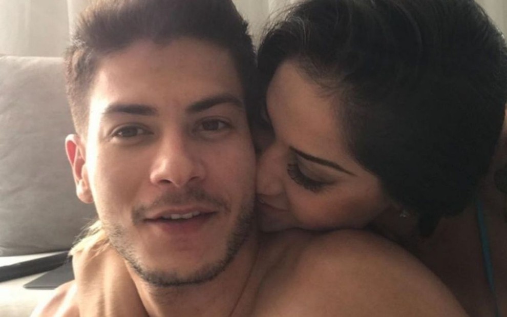 Maíra Cardi beija cangote de Arthur Aguiar em foto publicada no Instagram
