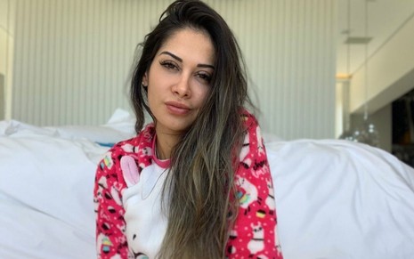 Imagem de Maíra Cardi de cabelo solto e pijama