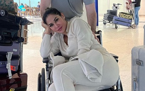 Maíra Cardi sentada em cadeira de rodas