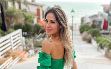 Com vestido verde, Maíra Cardi posa para foto no Instagram