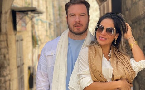 O casal Thiago Nigro e Maíra Cardi em viagem a Israel