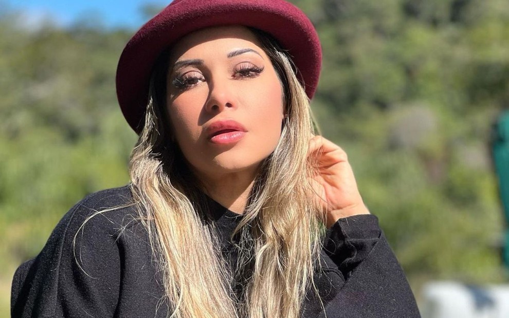 Maíra Cardi em foto publicada em seu Instagram, com chapéu vermelho e montanha ao fundo