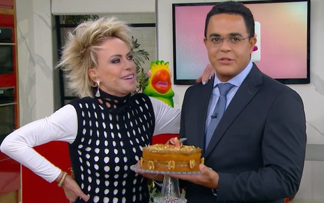 Imagem de Ana Maria Braga (à esq.) dando um bolo para Marcelo Pereira no Mais Você
