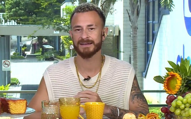 Fred está em frente à mesa do café da manhã do Mais Você em participação no matinal