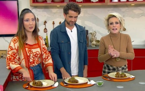 Juliane Massaoka, Felipe Andreoli e Ana Maria Braga no Mais Você desta quarta (7), com prato de 'beijo grego' na cozinha do programa