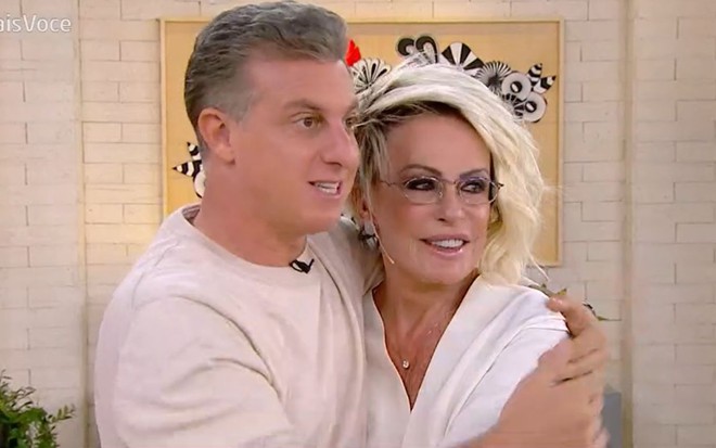 Imagem de Luciano Huck (à esq.) e Ana Maria Braga se abraçando no Mais Você