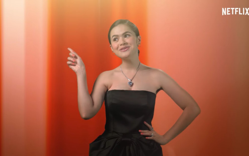 Maisa Silva de vestido preto em anúncio da Netflix