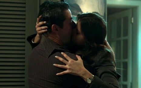 Os atores Marcelo Serrado e Mariana Santos se beijam em cena como Malagueta e Maria Pia de Pega Pega