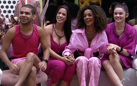 Vinicius Fernandes, Larissa Tomásia, Brunna Gonçalves e Eslovênia Marques estão sentados na sala do BBB 22, todos com roupas rosa