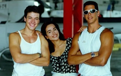 Rodrigo Faro, Cassia Linhares e Marcio Garcia encaram a câmera, sorridentes, em Malhação 1998