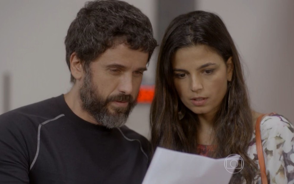 Eriberto Leão e Emanuelle Araújo gravam cena com expressão de desentendimento, como Gael e Dandara