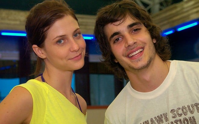 Christiana Ulbach e Fiuk, os protagonistas de Malhação ID, lado a lado, ela com leve sorriso de boca fechada, ele sorrindo com expressão feliz