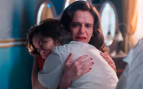 Violeta (Malu Galli) abraça Heloísa (Paloma Duarte), que chora em cena da novela Além da Ilusão