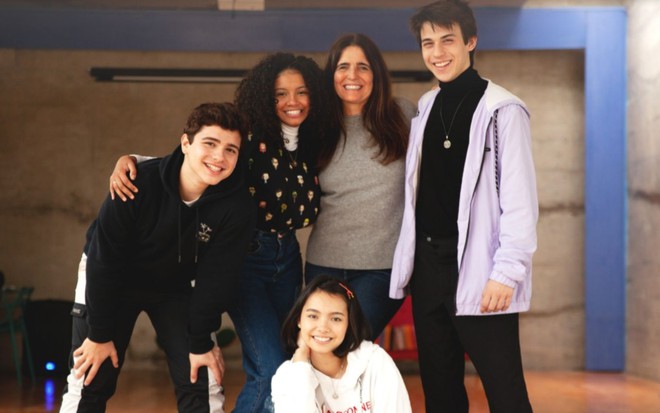 Dani Flomin, Laura Luz, Malu Mader, João Victor e Yuki Sugimoto (embaixo) em foto divulgação da série Mila no Multiverso