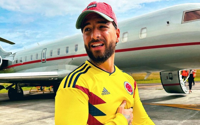 Imagem de Maluma com a camisa da Seleção Colombiana e boné