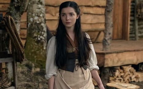 Jessica Reynolds com cabelos longos soltos e roupas de época em cena como Malva Christie na série Outlander