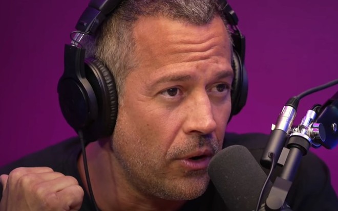 Malvino Salvador em participação no podcast Papagaio Falante, do YouTube