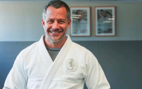 O ator Malvino Salvador com quimono de jiu-jitsu, sorri, em foto publicada no Instagram