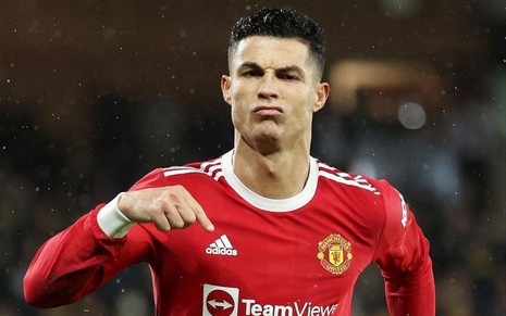Cristiano Ronaldo, do Manchester United, comemora gol e veste uniforme vermelho durante partida