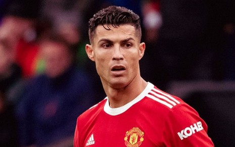 Jogador Cristiano Ronaldo, do Manchester United, vestindo uniforme vermelho da equipe durante partida