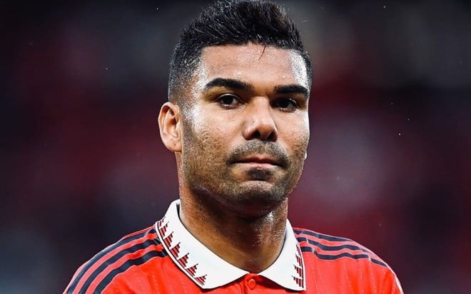 Casemiro, do Manchester United, veste uniforme vermelho com detalhes brancos e pretos durante jogo