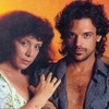 Angela Leal, caracterizada como Maria Bruaca, e Ângelo Antônio, o Alcides. A atriz abraça o ator, com o semblante sério; ele, por sua vez, dá um leve sorriso em foto de divulgação de Pantanal (1990).