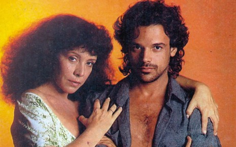 Angela Leal, caracterizada como Maria Bruaca, e Ângelo Antônio, o Alcides. A atriz abraça o ator, com o semblante sério; ele, por sua vez, dá um leve sorriso em foto de divulgação de Pantanal (1990).