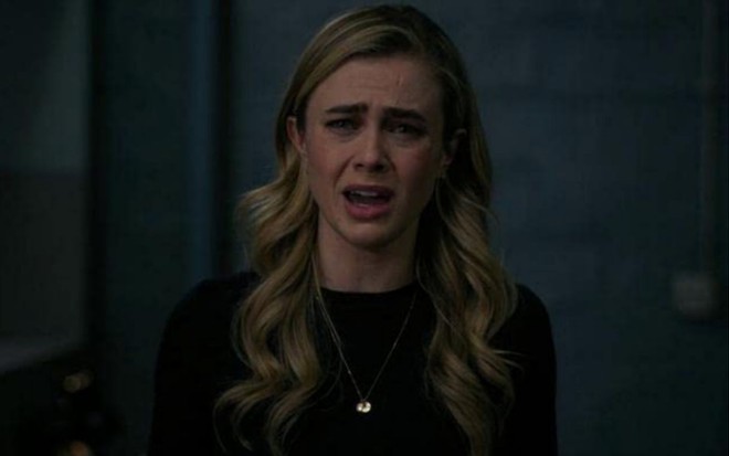 Melissa Roxburgh chora em cena da 3ª temporada de Manifest