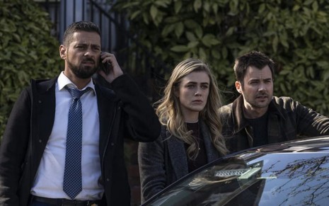 J.R. Ramirez fala ao celular ao lado de Melissa Roxburgh e Matt Long em cena da terceira temporada de Manifest