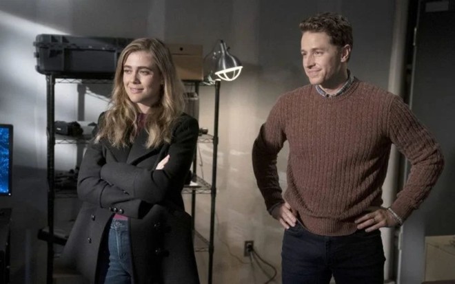 Melissa Roxburgh e Josh Dallas em cena de Manifest