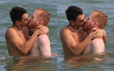 Manoel Vicente beijando Raphael Piza em praia no Rio de Janeiro