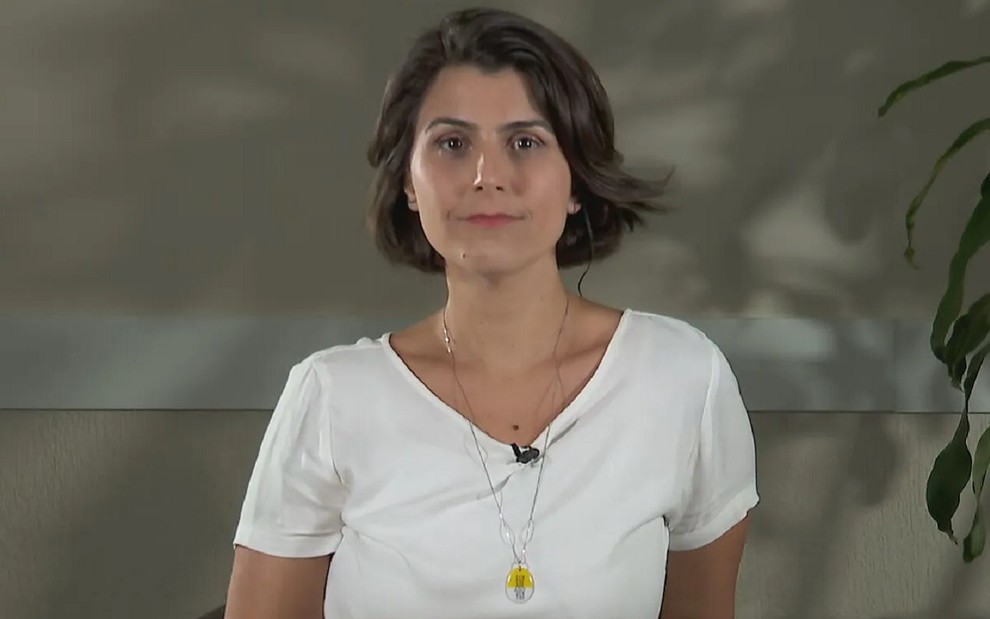 Manuela D'Ávila com camisa branca na CNN Brasil