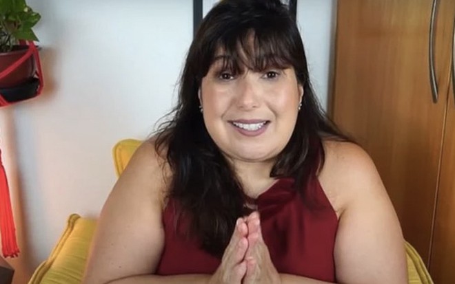 A atriz Mariana Xavier junta as mãos como num sinal de oração em frente ao corpo