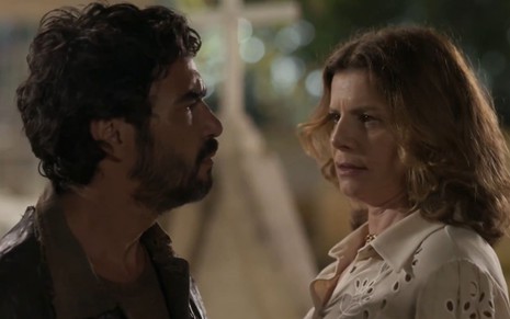 Pajeú (Caio Blat) encara Deodora (Debora Bloch) em cena da novela Mar do Sertão