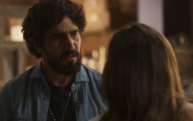 Tertulinho (Renato Góes) encara Candoca (Isadora Cruz) em cena da novela Mar do Sertão