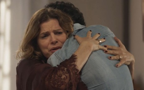 Deodora (Debora Bloch) abraça Tertulinho (Renato Góes) em cena da novela Mar do Sertão