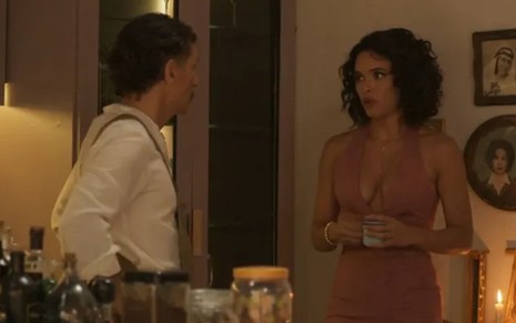 Timbó (Enrique Diaz) conversa com Xaviera (Giovana Cordeiro) em cena da novela Mar do Sertão