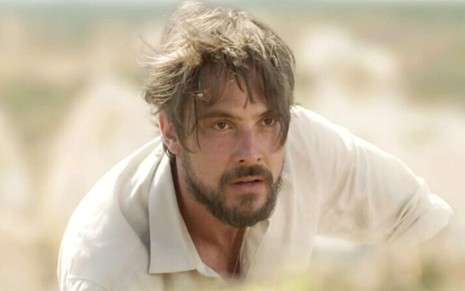 O ator Sergio Guizé como José em Mar do Sertão; ele está de lado, olhando para frente com cara de reflexivo