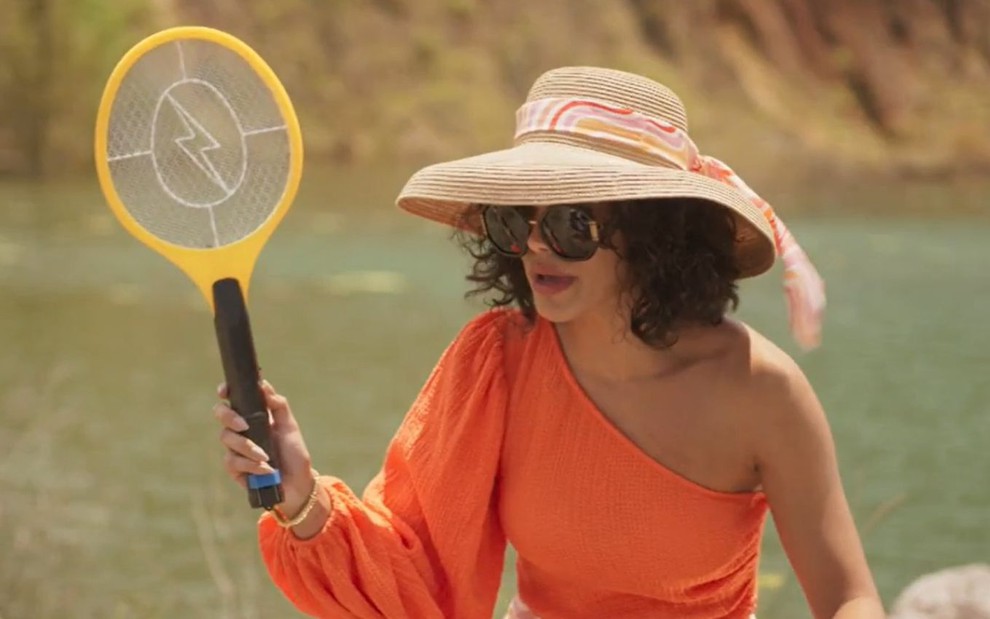 Xaviera (Giovana Cordeiro) usa uma raquete de matar mosquitos  em cena do capítulo de sábado (28) de Mar do Sertão