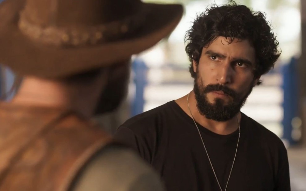 De costas na imagem, José (Sergio Guizé) encara Tertulinho (Renato Góes) em cena da novela Mar do Sertão